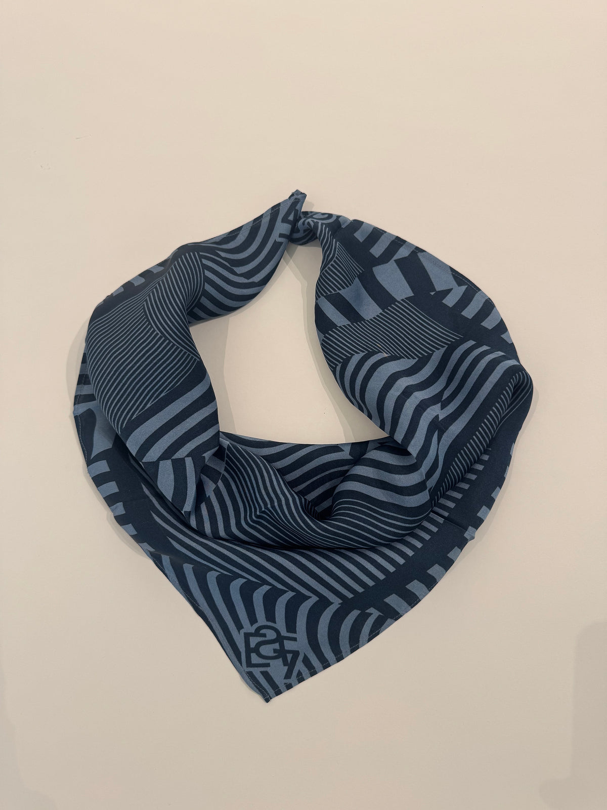 FESTIVE SCARF BLUE / OFF WHITE