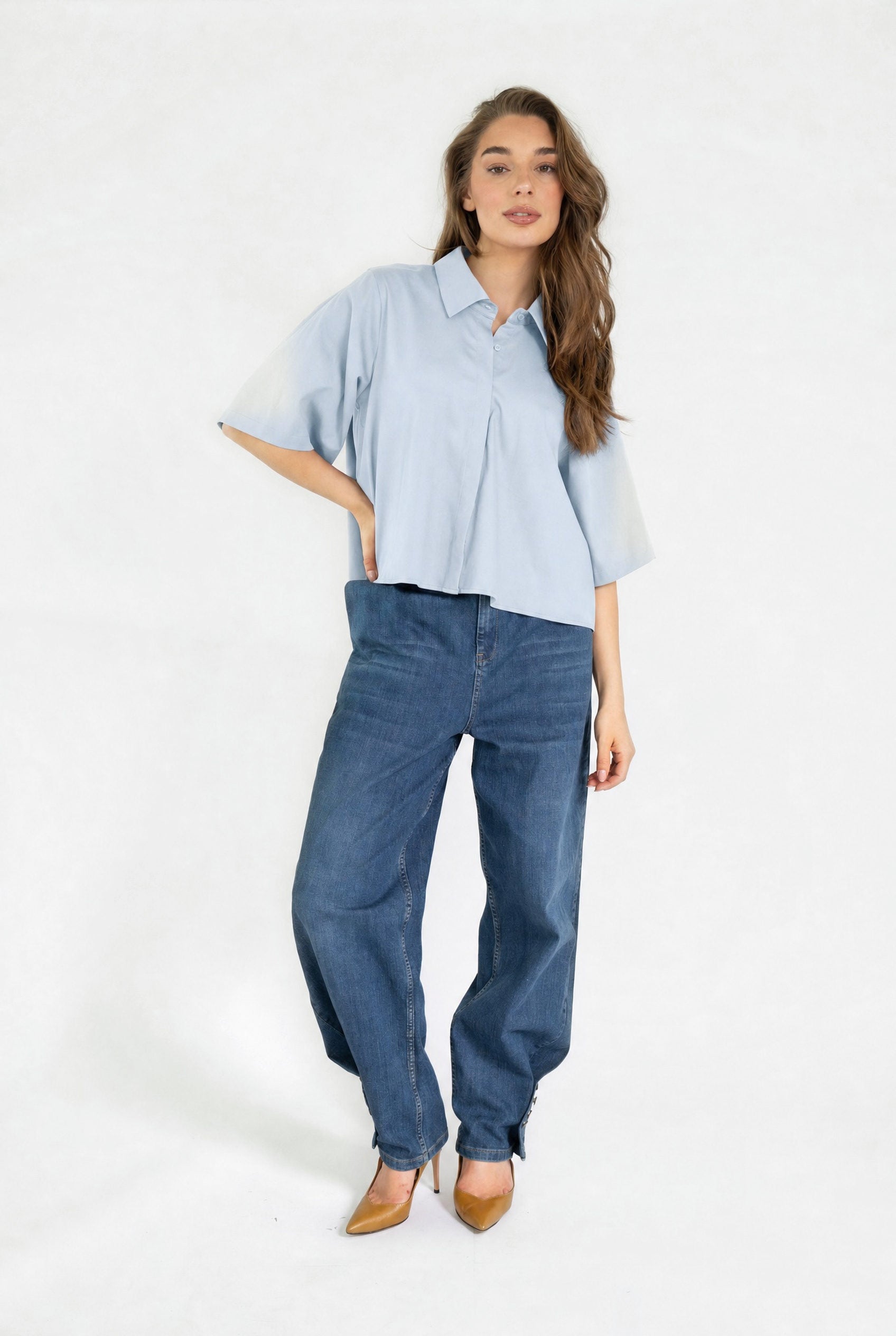 ALIJAH BLOUSE FW26 LIGHT BLUE — oversized blouse met kraag, vooraanzicht