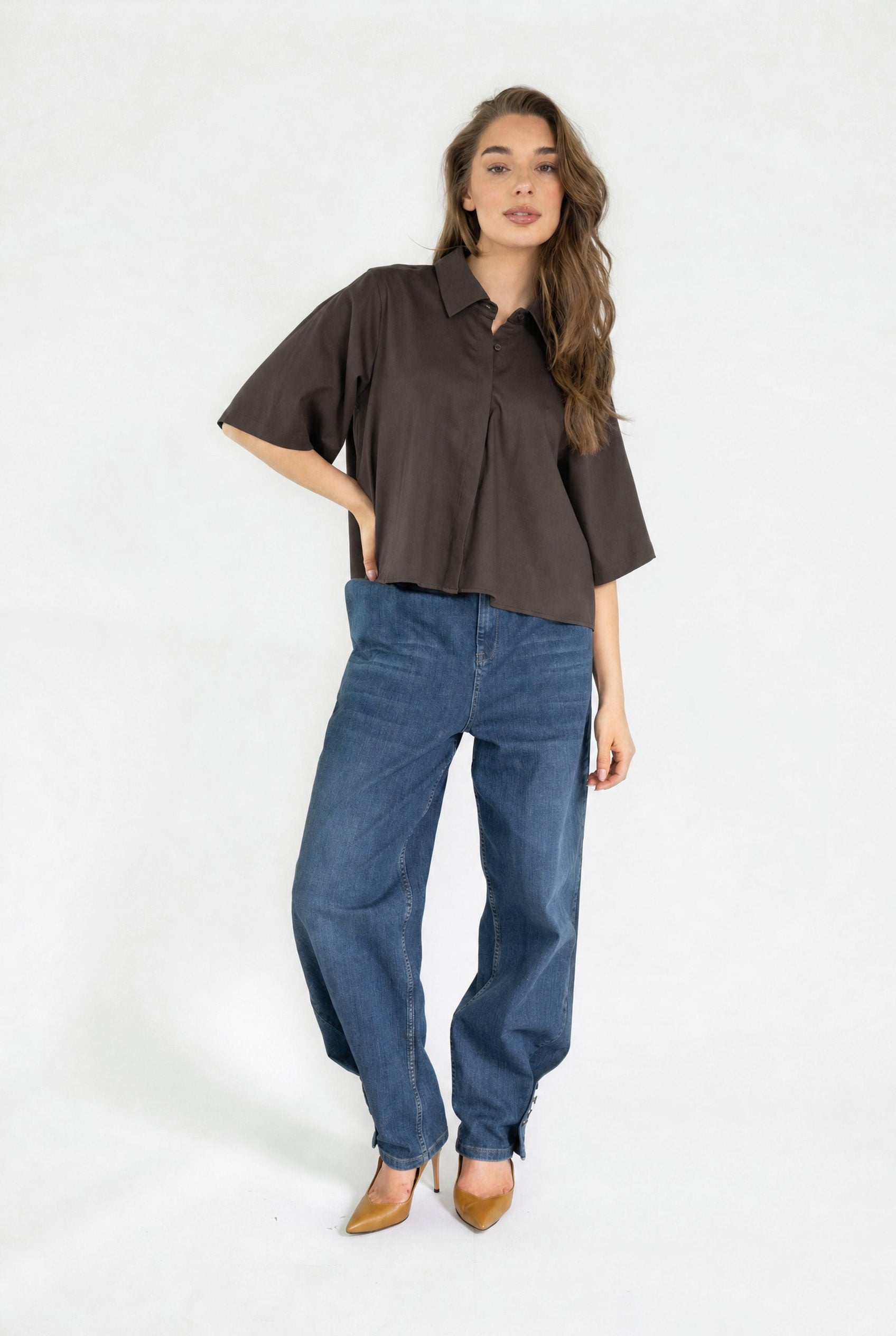 ALIJAH BLOUSE FW26 DARK BROWN — oversized blouse met kraag, vooraanzicht