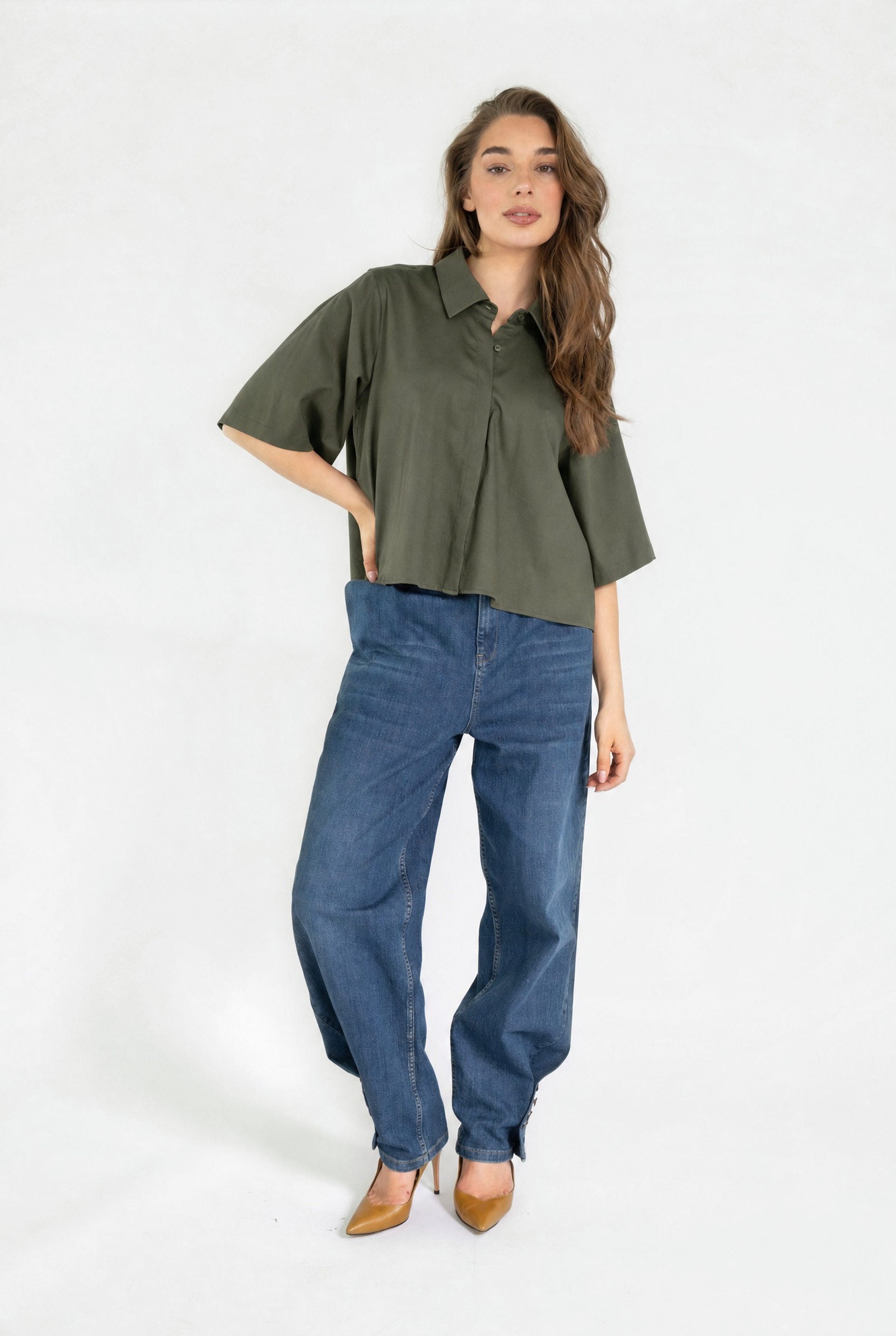 ALIJAH BLOUSE FW26 DARK GREEN ARMY — oversized blouse met kraag, vooraanzicht