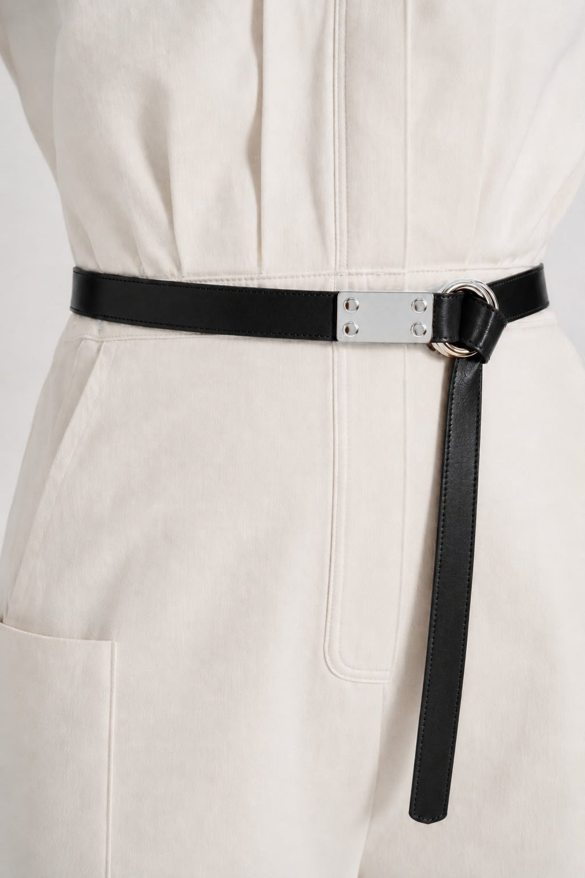 MAIKE BELT BLACK LEATHER SILVER getragen