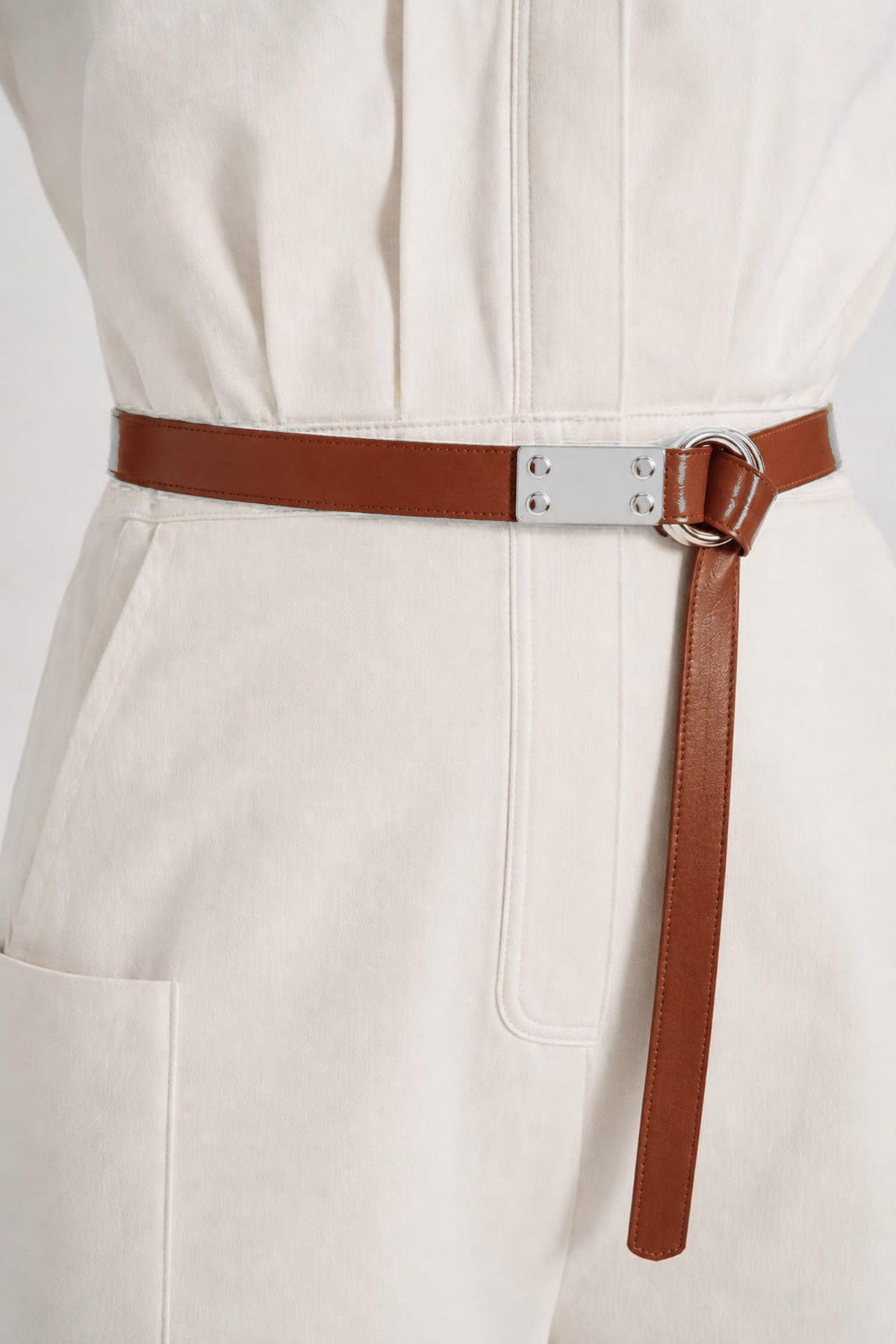 MAIKE BELT COGNAC LEATHER SILVER getragen