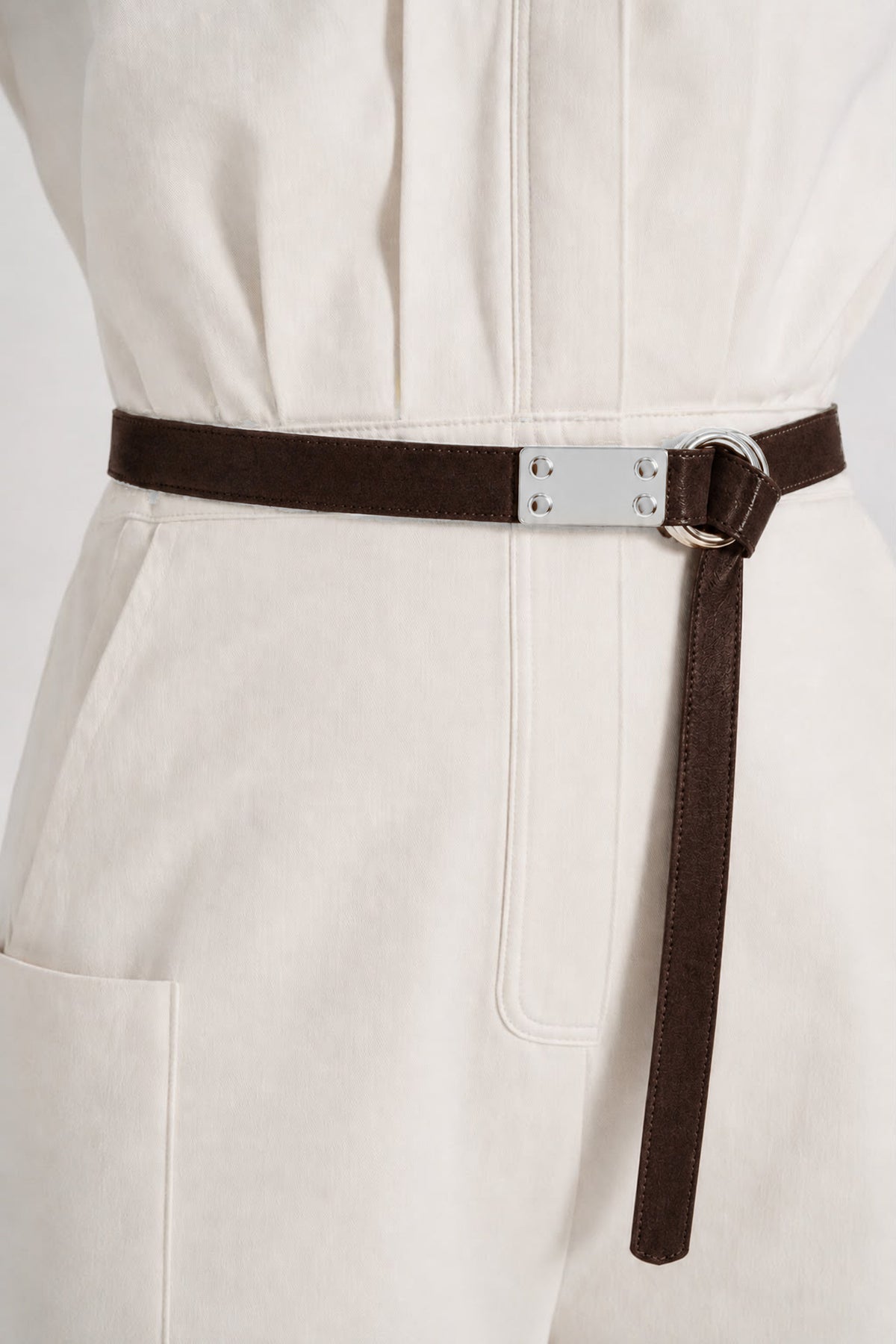 MAIKE BELT DARK BROWN SUEDE SILVER getragen