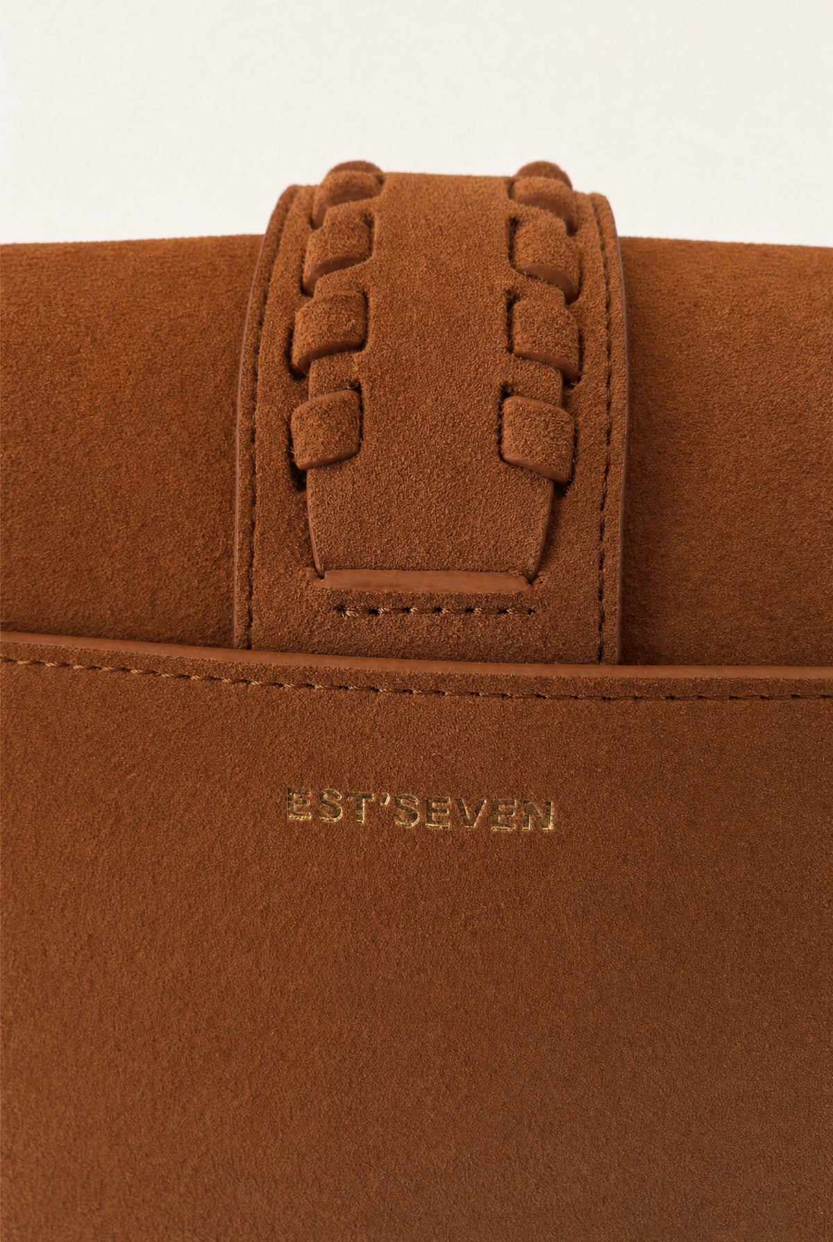 NOE BAG COGNAC SUÈDE — Detail des geflochtenen Riemens und des EST'SEVEN-Logos
