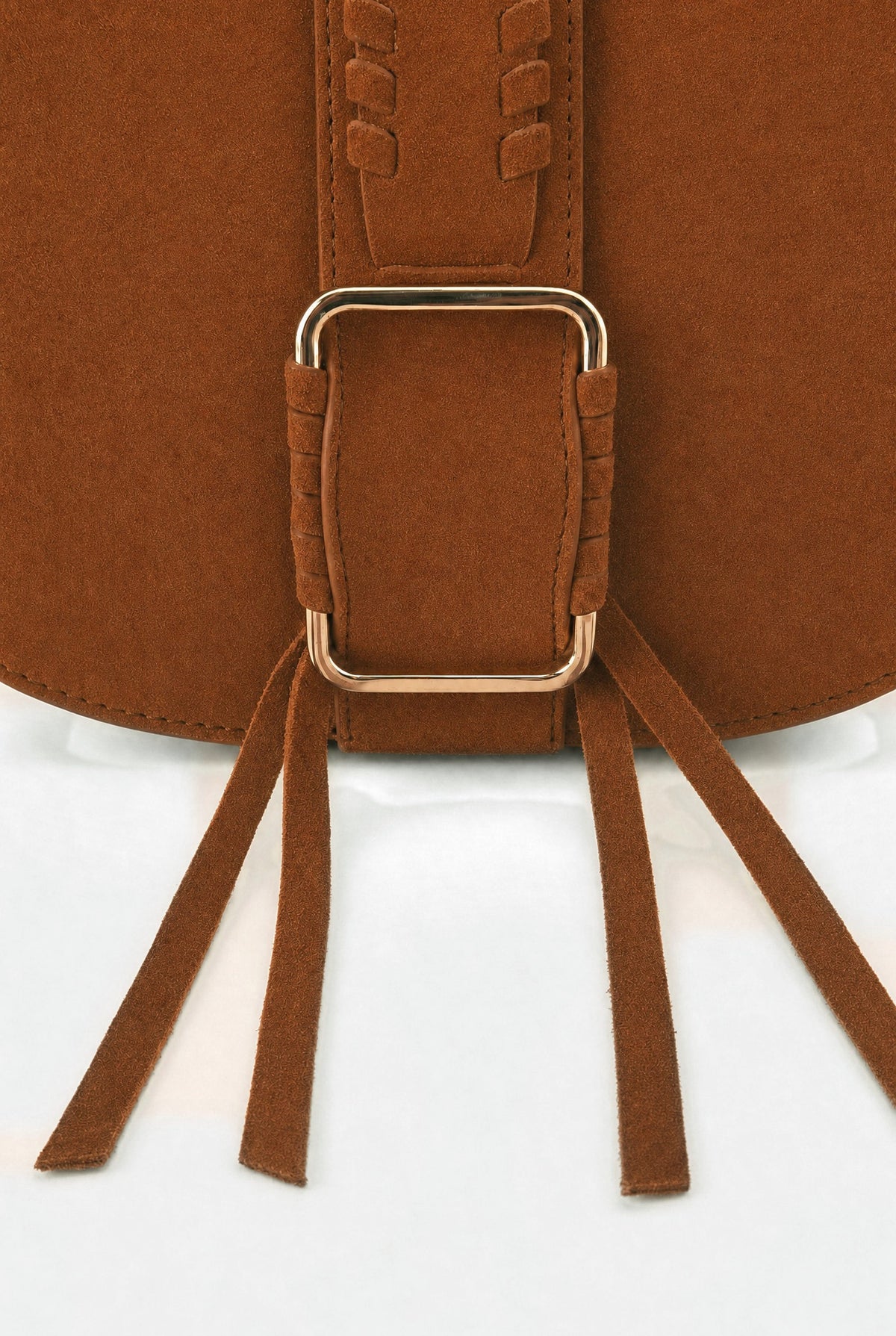NOE BAG COGNAC SUÈDE — Detail der Messingschnalle und des geflochtenen Riemens