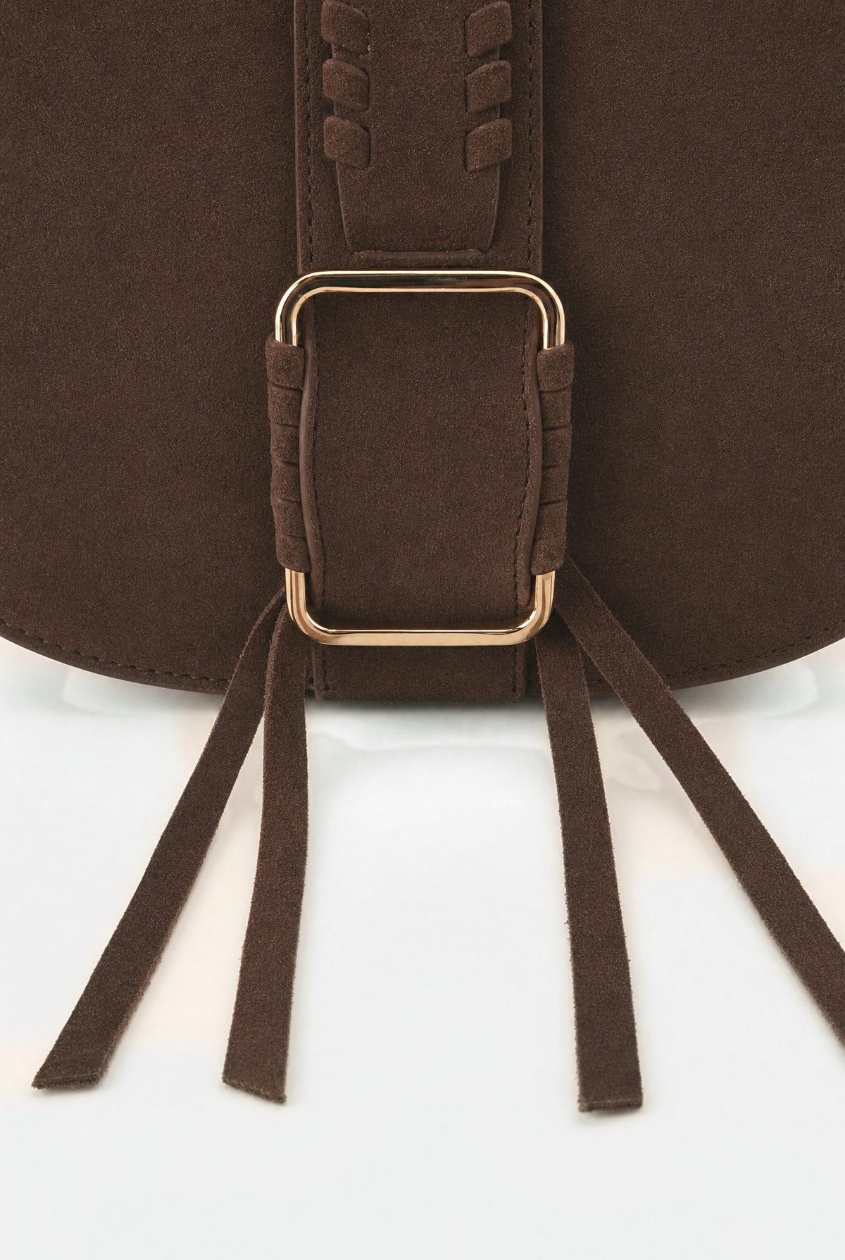 NOE BAG DARK BROWN SUEDE — Detail der Messingschnalle und des geflochtenen Riemens