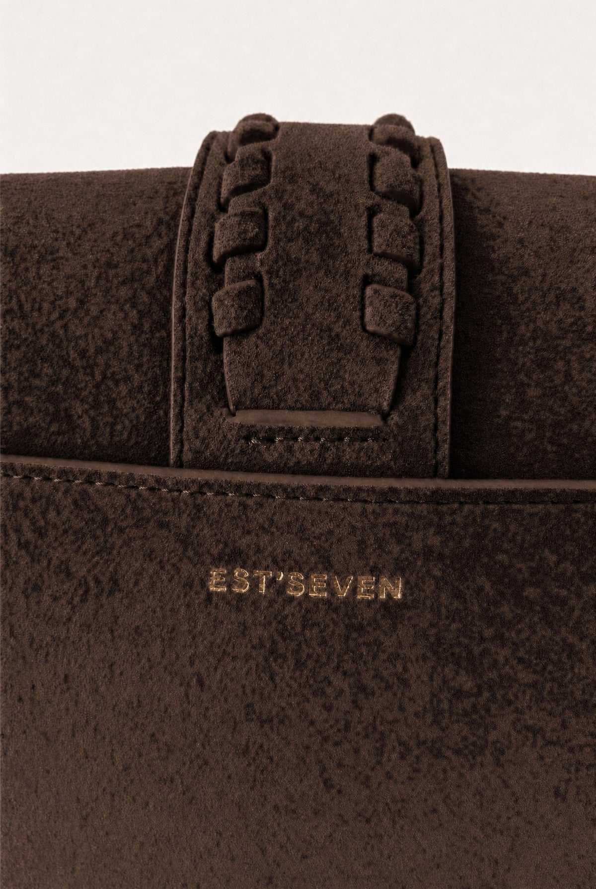 NOE BAG DARK BROWN SUEDE — Detail des geflochtenen Riemens und des EST'SEVEN-Logos